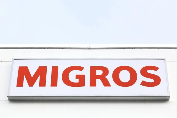 Migros logo an einer wand — Stockfoto