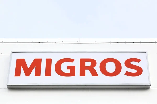 Migros a logó a falon — Stock Fotó