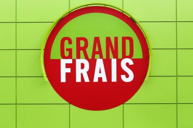 Grand Frais süpermarket logosu bir duvar
