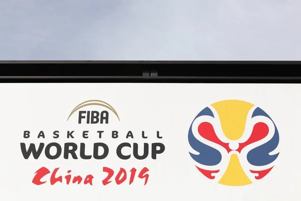 Copa palavra FIBA China 2019 anúncio em uma parede na sede da FIBA em Mies, Suíça — Fotografia de Stock