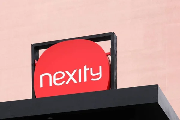 在建筑上的 Nexity 标志 — 图库照片