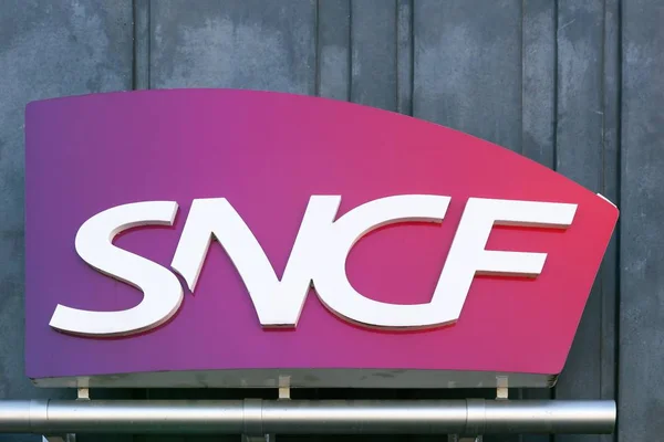 Логотип SNCF на стене — стоковое фото