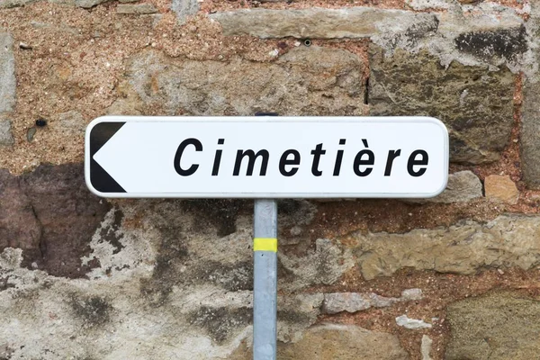 Direção do cemitério e sinal de estrada em francês, França — Fotografia de Stock