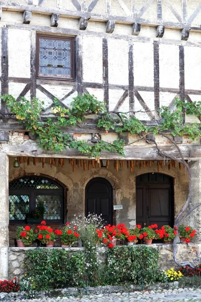 Huis in het middeleeuwse dorp van Perouges in Frankrijk — Stockfoto