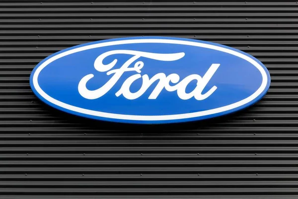 Logotipo de Ford em uma parede — Fotografia de Stock