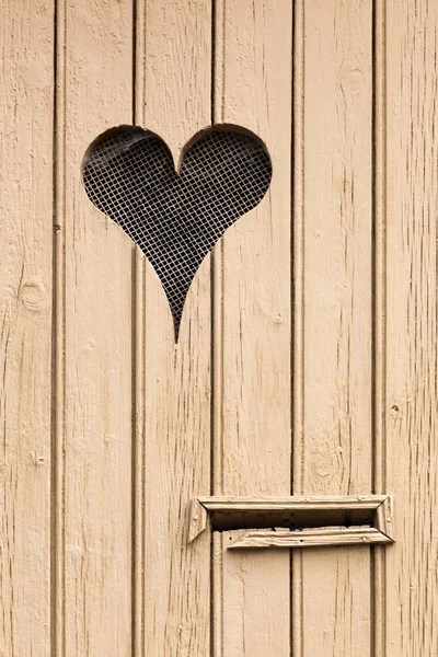 Détails d'une boîte aux lettres vintage sur une porte en bois en France — Photo