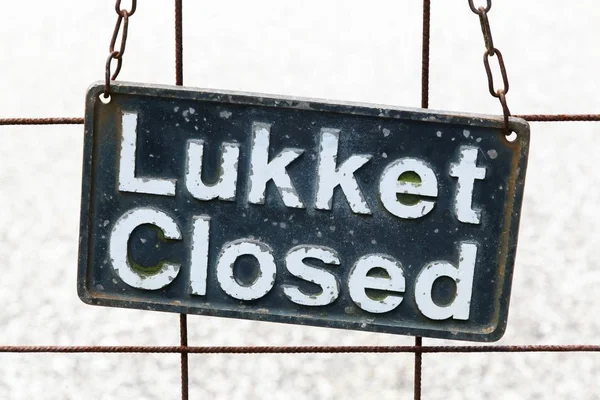Sign closed in danish and english — Stock Photo, Image