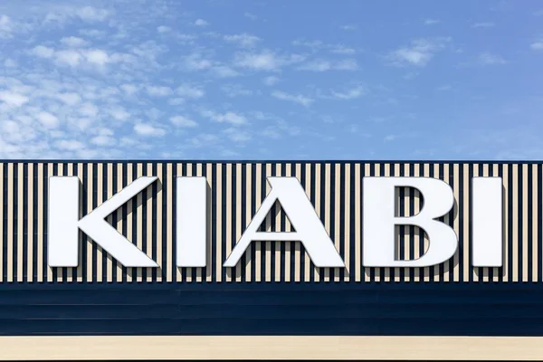 Логотип Kiabi на стене . — стоковое фото