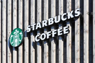 Starbucks logosu bir duvar