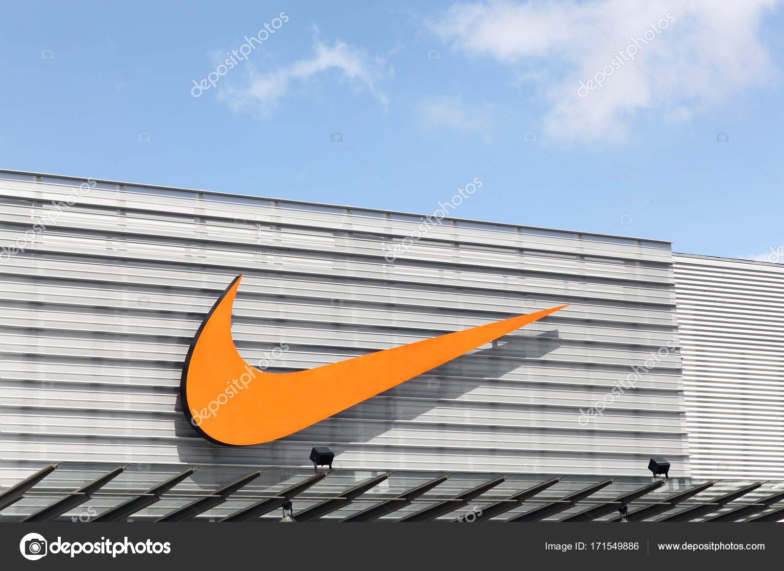Nike Store In Santa Fe Nm Stock Photo - Download Image Now - Nike -  Designer Label, Activity, Adobe - Material - iStock