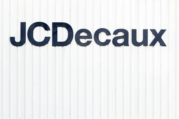 JCDecaux a logó a falon — Stock Fotó