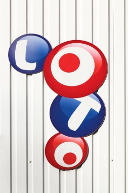 Fransız loto logosu bir duvar