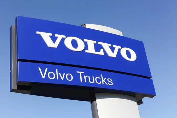 Los camiones Volvo firman en un panel — Foto de Stock
