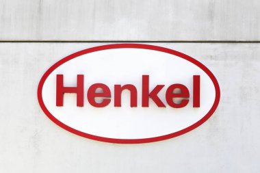 Henkel logosu bir duvar
