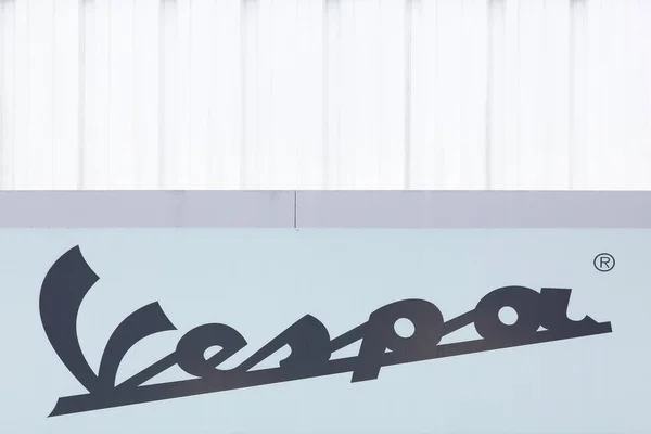 Vespa логотип на стіні — стокове фото