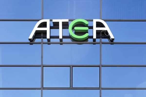 Atea-Logo an einer Wand — Stockfoto