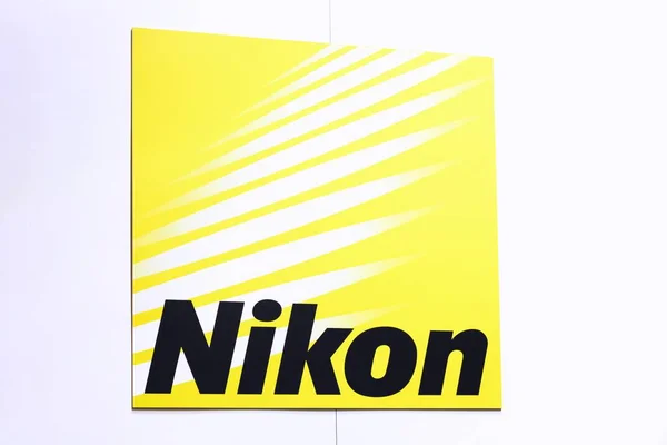 Nikon logosu bir duvar — Stok fotoğraf