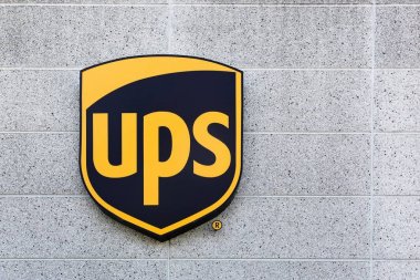 Bir cephe üzerinde UPS logosu