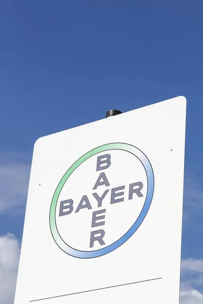 Bayer-Logo auf einer Platte — Stockfoto