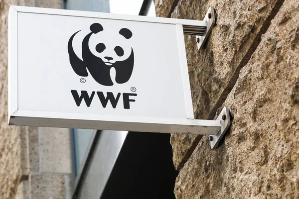 WWF logosu bir duvar