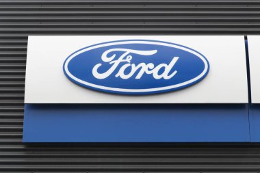 Skanderborg, Danimarka - 21 Ekim 2017: duvarda Ford logosu. Ford, merkezi Dearborn, Michigan, ABD 'de bulunan çok uluslu bir otomobil üreticisi.