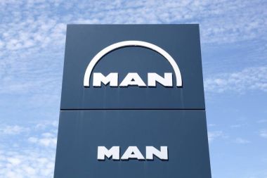 Villefranche, Fransa - 11 Haziran 2017: Adam logo bir panel. Bir Alman makine mühendisliği şirket ve Man Group ana şirket adamdır. Kamyon, otobüs, Dizel motorlar ve turbomachinery adam malzemeleri