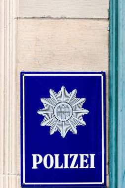 Alman polisi işareti bir duvar