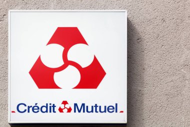 Moncoutant, Fransa - 25 Haziran 2016: Kredi mutuel logosu bir duvar. Kredi Mutuel Merkezi Strasbourg, Alsace ile büyük bir Fransız banka olduğunu