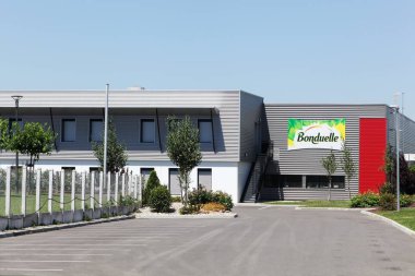 Saint Priest, Fransa - 18 Haziran 2017: Bonduelle bina ve fabrika. Bonduelle olan bir Fransız üreten şirket işlenmiş sebze