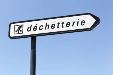 Atık geri dönüşüm merkezi yol işaret Fransızca
