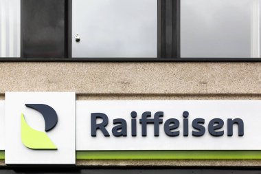 Kirchberg, Lüksemburg - 1 Temmuz 2017: Raiffeisen logosu bir duvar. Raiffeisen İsviçreli bir kooperatif bankadır. UBS ve Credit Suisse sonra İsviçre'deki üçüncü büyük Bankası olan