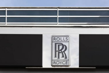 Geneva, İsviçre - 1 Ekim 2017: Rolls Royce logosu bir duvar. Bir İngiliz lüks otomobil ve aero motoru iş üretim Rolls Royce Limited ait