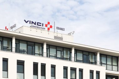 Villeurbanne, Fransa - 26 Şubat 2017: Vinci İnşaat Sanayi ve ofisler. Vinci olduğunu bir Fransız tavizler ve Societe Generale d'Enterprises 1899 yılında kurulan şirket İnşaat