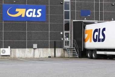 Hinnerup, Danimarka - 28 Ekim 2017: Gls Lojistik Merkezi Hinnerup, Danimarka. Genel lojistik sistemleri 1999 yılında kurulan ve Amsterdam'da tabanlı bir Hollandalı İngiliz sahipli lojistik şirketidir