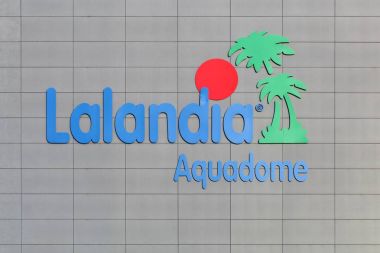 Billund, Danimarka - 4 Ocak 2018: Lalandia aquadome logo bir duvar. Billund Lalandia Aquadome İskandinavya'nın en büyük su parkı olduğunu