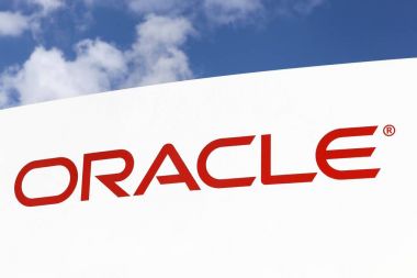 Ballerup, Danimarka - 10 Eylül 2017: Oracle logosu bir panel. Oracle Corporation Redwood Shores, California'da merkezi bir Amerikan çokuluslu bilgisayar teknoloji şirketidir