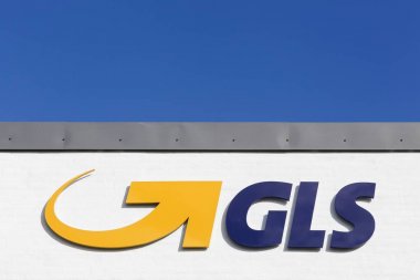 Kolding, Danimarka - 28 Şubat 2016: Gls logosu bir duvar. Genel lojistik sistemleri 1999 yılında kurulan ve Amsterdam'da tabanlı bir Hollandalı İngiliz sahipli lojistik şirketidir
