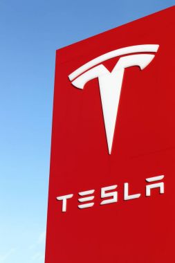 Tilst, Danimarka - 14 Şubat 2016: Tesla logo bir duvar. Tesla tasarlar, üretir ve lüks elektrikli otomobil satan bir Amerikan otomotiv ve enerji depolama şirketi olduğunu