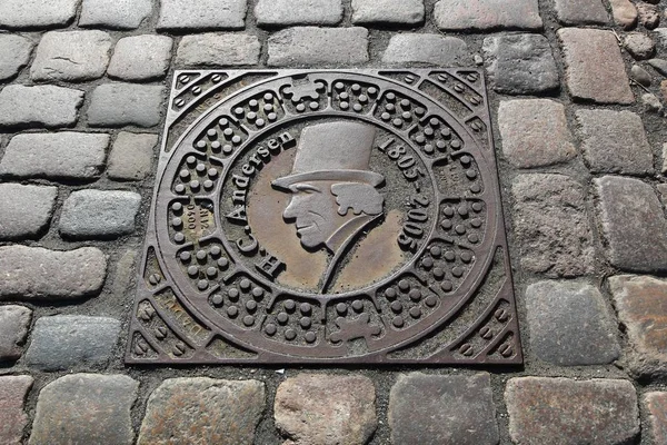 Odense Denmark April 2017 Manhole Cover Danish Autor Hans Christian — Stock Photo, Image