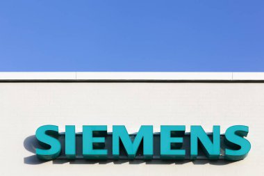 Tilst, Danimarka - 14 Şubat 2016: Siemens logo bir cephe üzerinde. Siemens çokuluslu bir Almandır. Endüstri, enerji, sağlık, altyapı ve şehirler şirket asıl yapılanması vardır