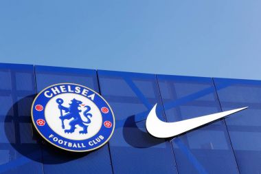 London, Büyük Britanya - 1 Şubat 2018: Chelsea Futbol Kulübü ve Nike logosu bir duvara Stamford Bridge Stadyumu. 