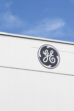 Saint Priest, Fransa - 29 Temmuz 2017: General Electric logosu bir duvar. General Electric Boston, ABD içinde merkezi bir Amerikan çokuluslu konglomera kuruluştur