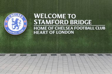 London, Büyük Britanya - 1 Şubat 2018: Logo Chelsea Futbol Kulübü stamford bridge Stadyumu bir duvara. Chelsea Futbol Kulübü profesyonel futbol kulübüdür Premier Ligi'nde yarışan Londra, İngiltere