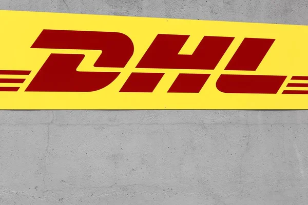 ファサードの都市 フランス 2017 Dhl のロゴ Dhl Express ドイツの兵站学会社ドイツポスト Dhl の提供する国際速達サービス部門です — ストック写真