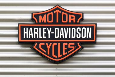 Dardilly, Fransa - 28 Haziran 2017: Harley-Davidson logosu bir duvar. Harley-Davidson Milwaukee, Wisconsin 1903'te kurulmuş bir Amerikan motosiklet üreticilerinden biridir
