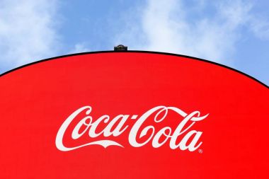 Piccadilly Circus, London, London, Büyük Britanya - 31 Ocak 2018: Coca Cola adverstising. Coca-Cola gazlı meşrubat var. Atlanta, Georgia Coca-Cola Company tarafından üretilen
