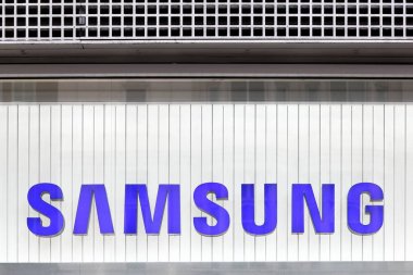 London, Büyük Britanya - 31 Ocak 2018: Samsung logo bir duvar. Samsung Samsung şehirde, Seul merkezi bulunan bir Güney Koreli çok uluslu konglomera firmasıdır
