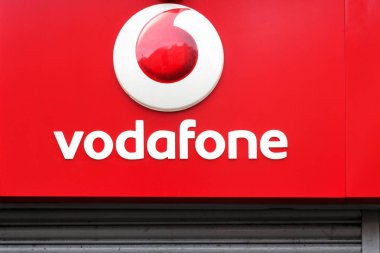 London, Büyük Britanya - 31 Ocak 2018: Vodafone logosu bir duvar. Vodafone İngiliz çokuluslu telekomünikasyon şirketidir, Merkez Londra, İngiltere