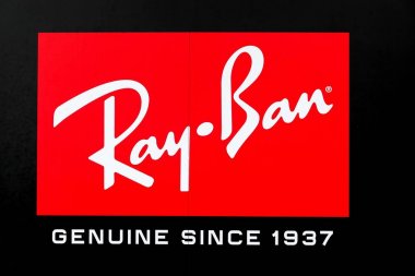London, Büyük Britanya - 31 Ocak 2018: Ray-Ban logosu bir duvar. Ray-Ban güneş gözlüğü ve 1937 yılında Amerikan şirketi Bausch ve Lomb tarafından kurulan gözlük markasıdır.