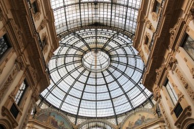 Milan, İtalya - 13 Nisan 2016: Vittorio Emanuele II Galerisi Milan. Vittorio Emanuele II Galerisi dünyanın en eski aktif alışveriş merkezi ve Milan, İtalya'nın önemli bir dönüm noktası olduğunu